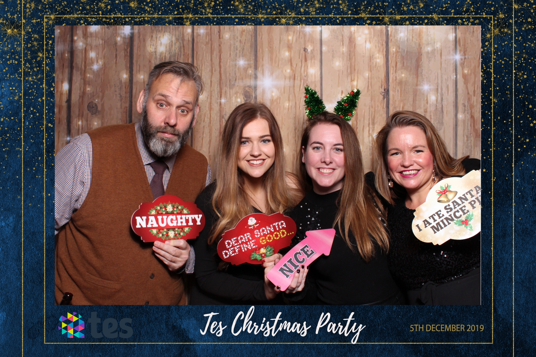 Tes Christmas party  | View more photos from the event at gallery.magicimages.uk/u/MagicImages/Tes-Christmas-party